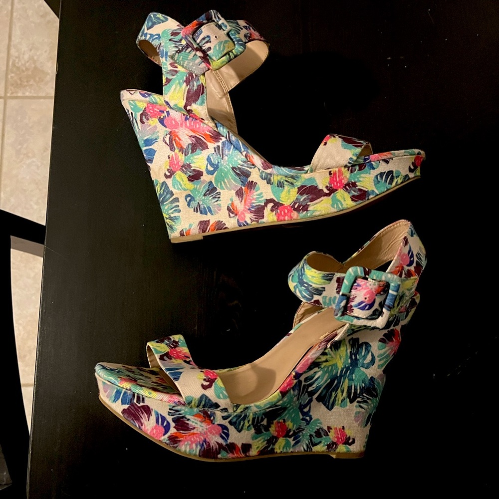 Floral wedge heels, size 10
